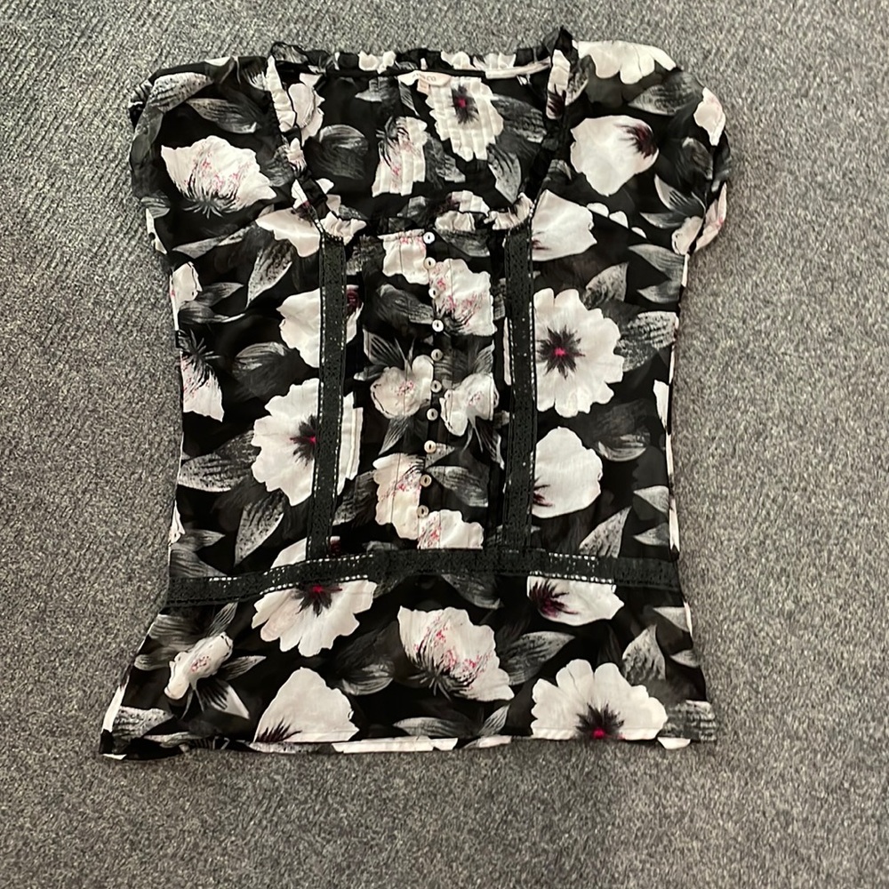 RW&CO. Black Floral Button-Front Blouse